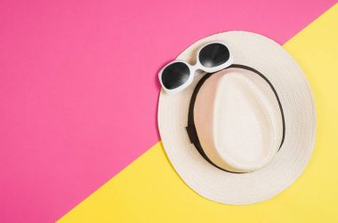 Düz fotoğraf womans Aksesuar düz yatıyordu, renkli arka plan yattı.