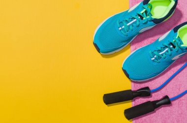 Sarı arka plan, üstten görünüm sahte Fitness aksesuarlar