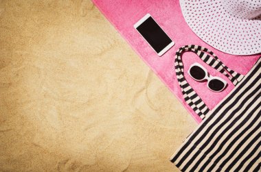 Üstten Görünüm kumsal havluda. Arka plan kopya alanı ile