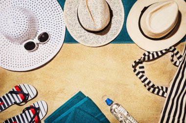 Üstten Görünüm kumsal havluda. Arka plan kopya alanı ile