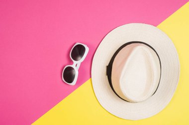 Düz fotoğraf womans Aksesuar düz yatıyordu, renkli arka plan yattı.