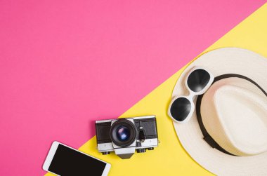 Düz fotoğraf womans Aksesuar düz yatıyordu, renkli arka plan yattı.