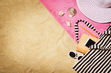 Üstten Görünüm kumsal havluda. Arka plan kopya alanı ile