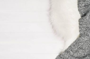 Beyaz ahşap doku ve kürk desen arka plan üstten görünüm plakalar