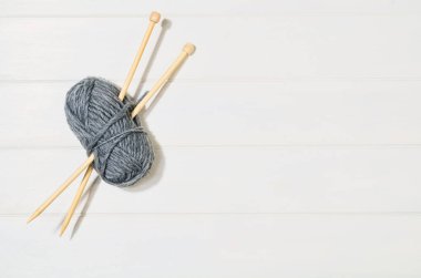 Örgü aksesuvarları Beyaz ahşap zemin üzerinde Üstten Görünüm