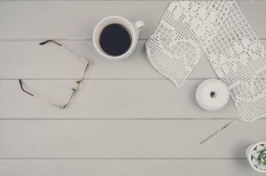 Ahşap masa arka plan crocketing aksesuarları ile Üstten Görünüm