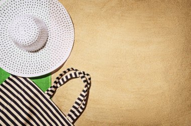 Üstten Görünüm kumsal havluda. Arka plan kopya alanı ile