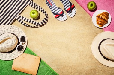 Üstten Görünüm kumsal havluda. Arka plan kopya alanı ile