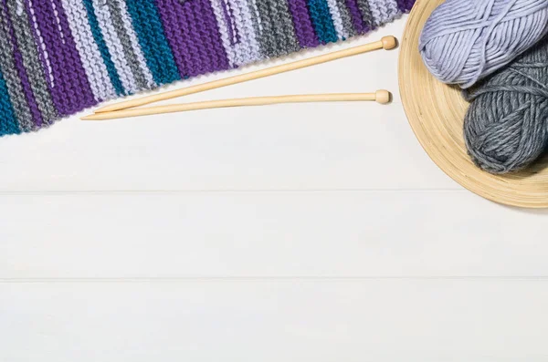 Accessoires de tricot vue de dessus sur fond blanc en bois — Photo