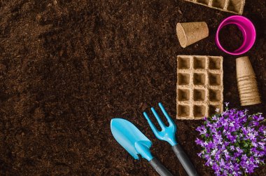 Bahçe Bahçe toprak doku arka plan üstten görünüm araçları