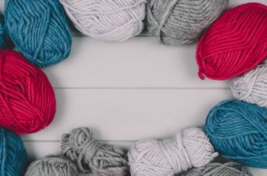 Arka plan gri ahşap masa yün topları ile örgü