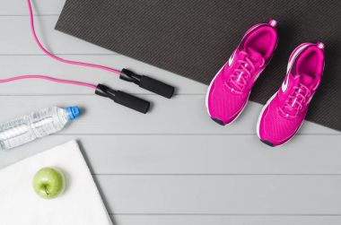 Spor fitness Aksesuar ahşap zemin, üstten görünüm sahte üzerine