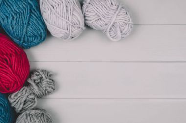 Arka plan gri ahşap masa yün topları ile örgü