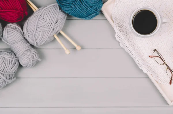 양모와 회색 나무 테이블에 바늘 뜨개질 배경 — 스톡 사진