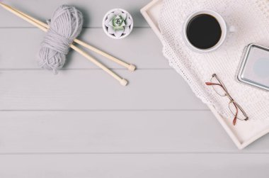 Örgü yün ve iğneler gri ahşap masa üzerinde arka plan