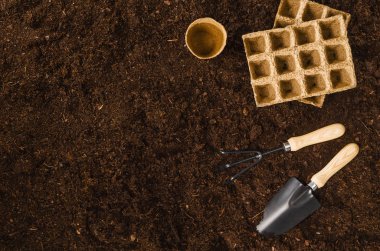 Bahçe Bahçe toprak doku arka plan üstten görünüm araçları