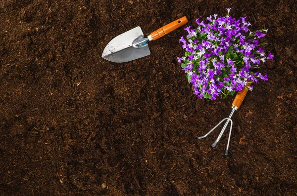 园艺工具上花园土壤纹理背景顶视图 — 图库照片