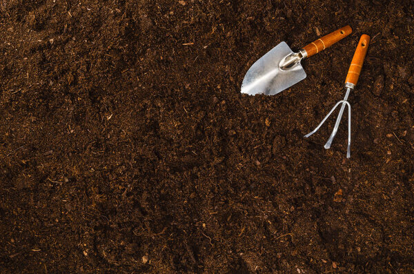Инструменты для садоводства на текстуре садового грунта
