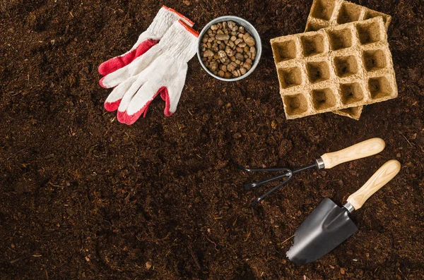 Strumenti di giardinaggio su giardino texture sfondo vista dall'alto — Foto Stock