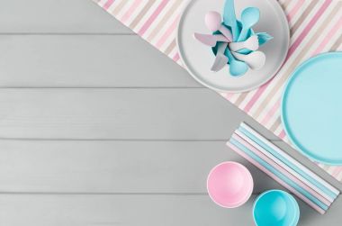 Gri arka plan üzerinde izole pastel plastik sofra çocuklar. Üstten Görünüm