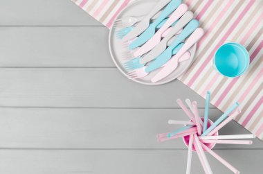 Gri arka plan üzerinde izole pastel plastik sofra çocuklar. Üstten Görünüm