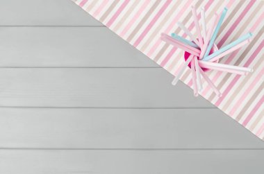Gri arka plan üzerinde izole pastel plastik sofra çocuklar. Üstten Görünüm