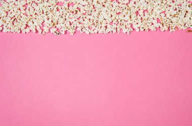 Patlamış mısır desen pembe arka plan kopya alanı ile Üstten Görünüm