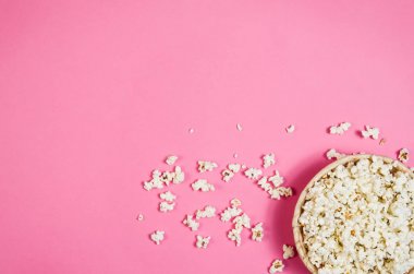 Patlamış mısır kase üzerinde pembe bir arka plan kopya alanı ile Üstten Görünüm