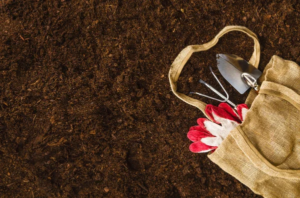 Herramientas de jardinería en el jardín textura del suelo fondo vista superior — Foto de Stock