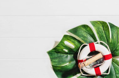 Beyaz arka planda yazlık aksesuarlar. Düz yatış, üst görünüm