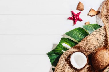 Beyaz arka planda yazlık aksesuarlar. Düz yatış, üst görünüm