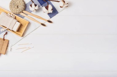 Beyaz arka planda vücut bakımı ya da banyo ürünleri. Üst görünüm 