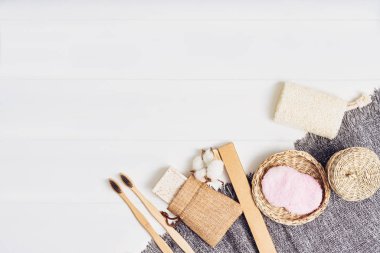 Beyaz arka planda vücut bakımı ya da banyo ürünleri. Üst görünüm 