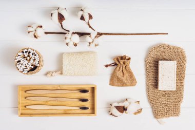 Beyaz arka planda vücut bakımı ya da banyo ürünleri. Üst görünüm 