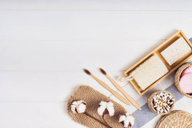 Beyaz arka planda vücut bakımı ya da banyo ürünleri. Üst görünüm 