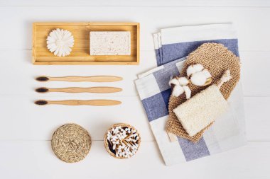 Beyaz arka planda vücut bakımı ya da banyo ürünleri. Üst görünüm 