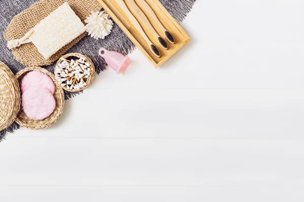 Beyaz arka planda vücut bakımı ya da banyo ürünleri. Üst görünüm 