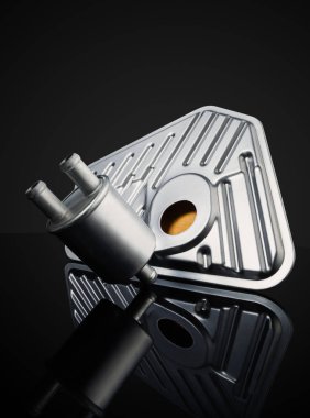 Siyah arkaplanda çeşitli otomotiv parçaları