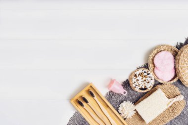 Beyaz arka planda vücut bakımı ya da banyo ürünleri. Üst görünüm 