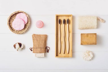 Beyaz arka planda vücut bakımı ya da banyo ürünleri. Üst görünüm 