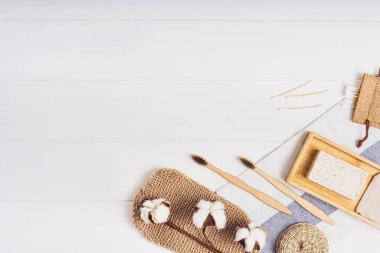 Beyaz arka planda vücut bakımı ya da banyo ürünleri. Üst görünüm 