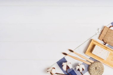 Beyaz arka planda vücut bakımı ya da banyo ürünleri. Üst görünüm 