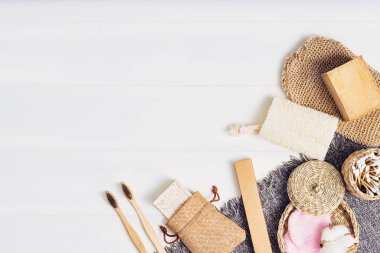 Beyaz arka planda vücut bakımı ya da banyo ürünleri. Üst görünüm 