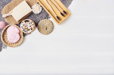Beyaz arka planda vücut bakımı ya da banyo ürünleri. Üst görünüm 