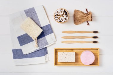 Beyaz arka planda vücut bakımı ya da banyo ürünleri. Üst görünüm 