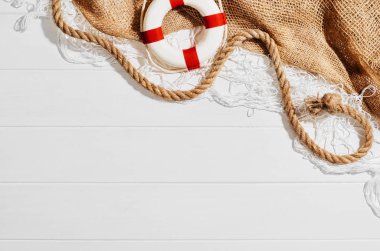 Beyaz arka planda yazlık aksesuarlar. Düz yatış, üst görünüm