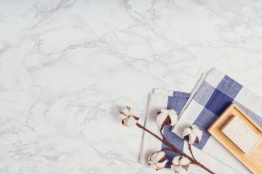 Beyaz arka planda vücut bakımı ya da banyo ürünleri. Üst görünüm 