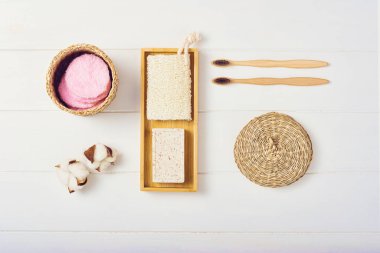 Beyaz arka planda vücut bakımı ya da banyo ürünleri. Üst görünüm 