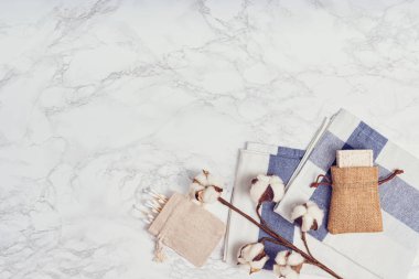 Beyaz arka planda vücut bakımı ya da banyo ürünleri. Üst görünüm 