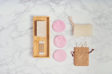 Beyaz arka planda vücut bakımı ya da banyo ürünleri. Üst görünüm 